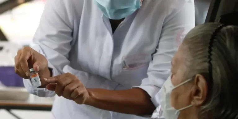 vacinacao_drive_thru_universidade_estadual_do_rio_de_janeiro_uerj_tnrgo_abr_2502214593_0-1050x525