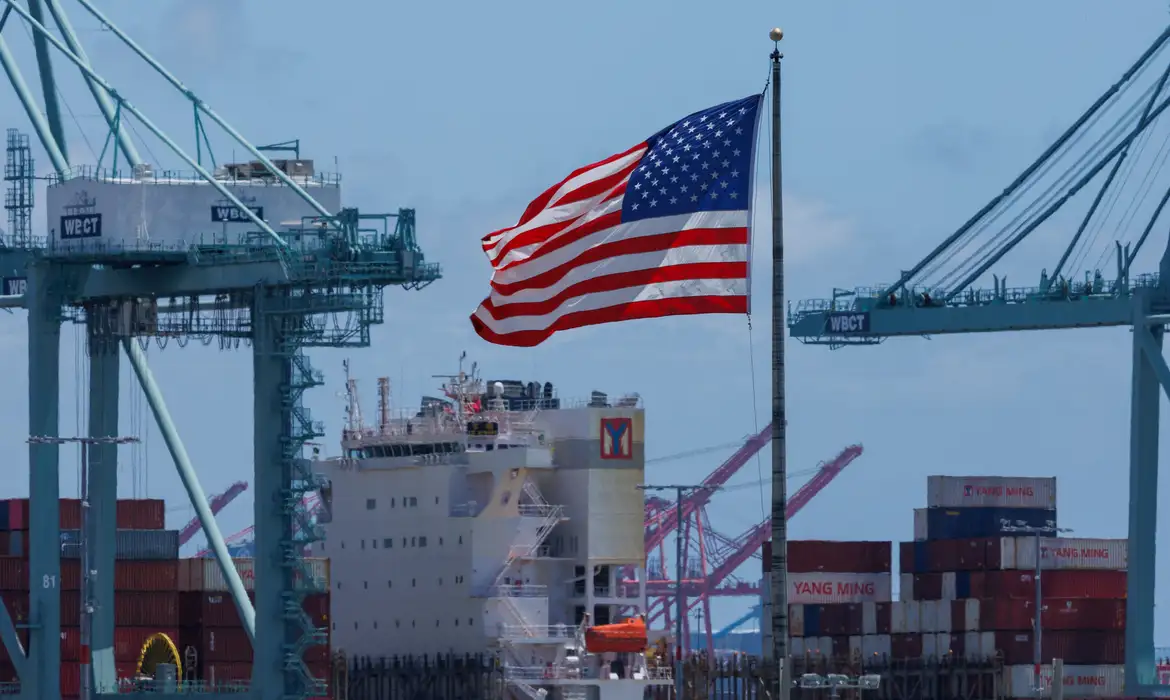 2025-07-08t112338z_1_lynxmpel670e9_rtroptp_4_usa-trump-tariffs-imports